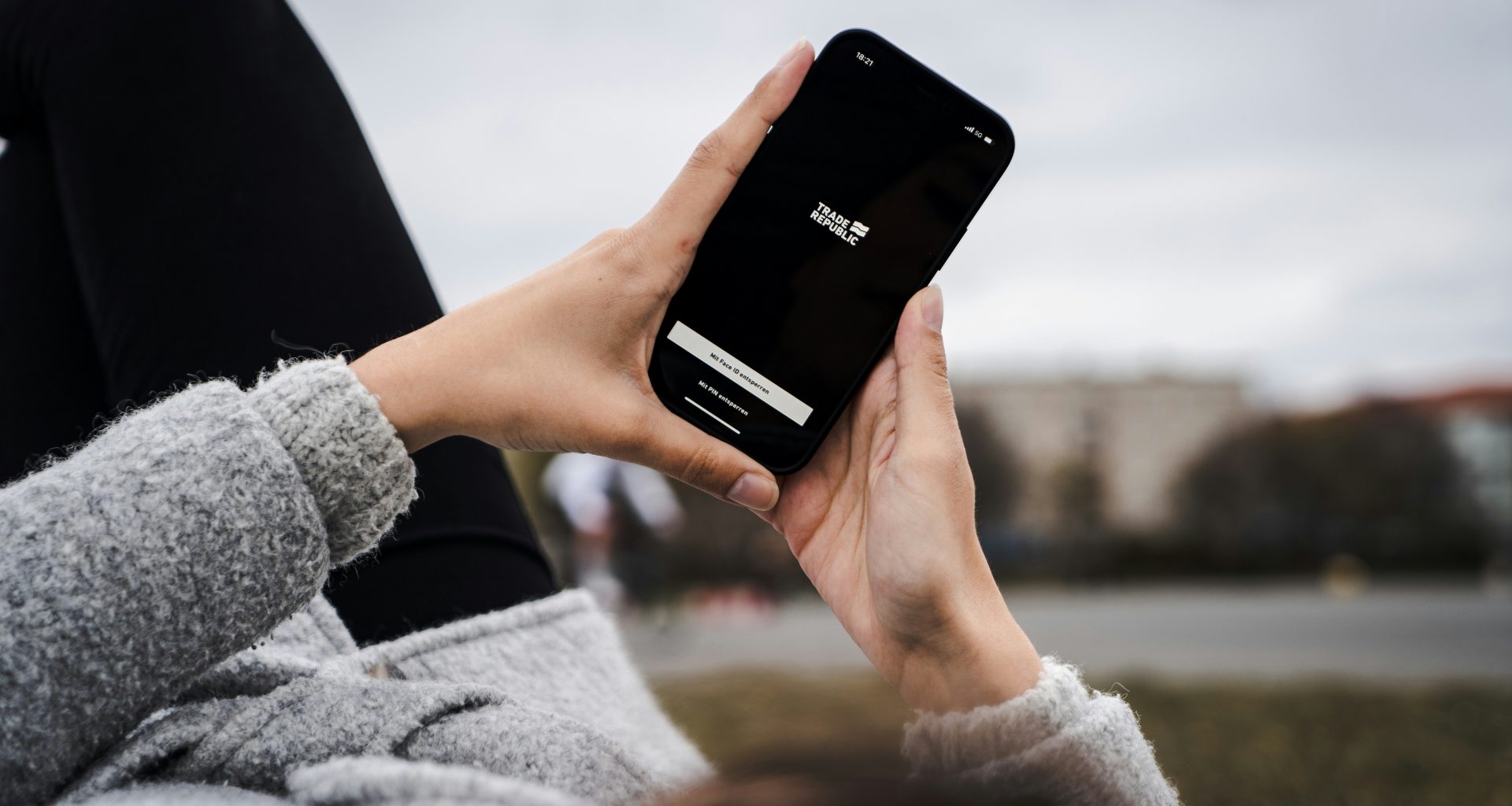 eine-person-die-ein-telefon-halt-EW2voS6oAM4