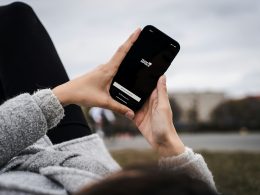 eine-person-die-ein-telefon-halt-EW2voS6oAM4