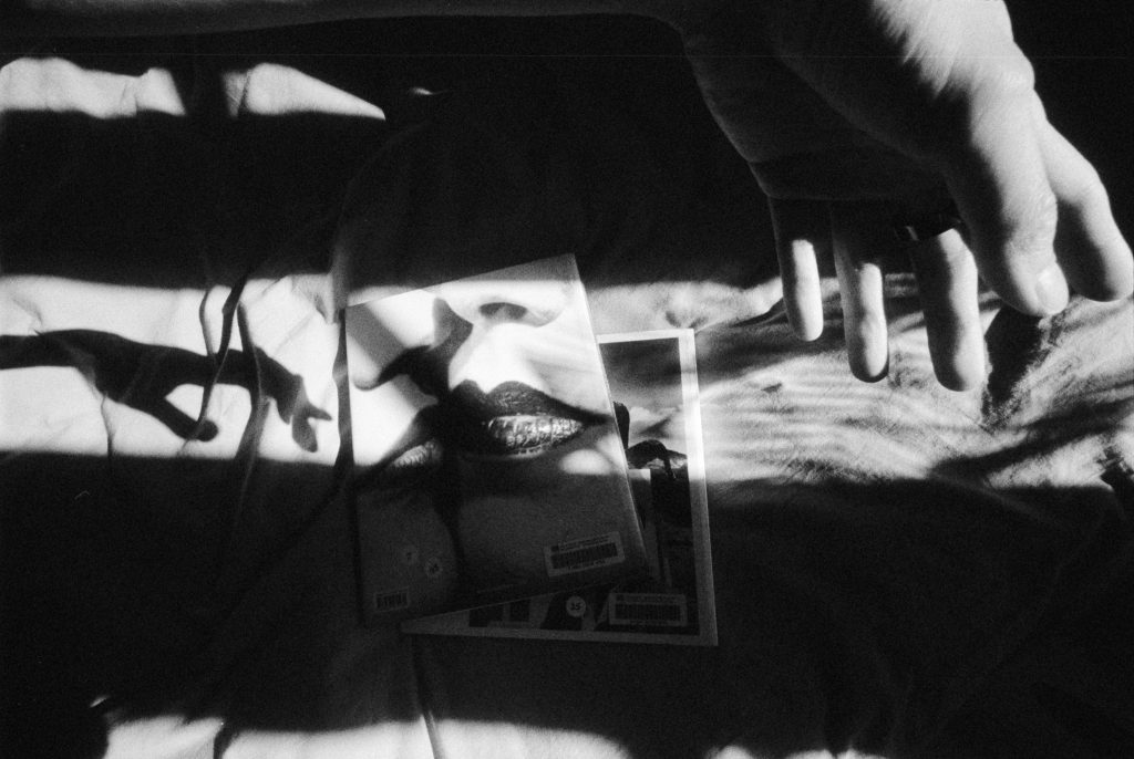 eine-person-die-ein-bild-halt-bhmIq_66XN8