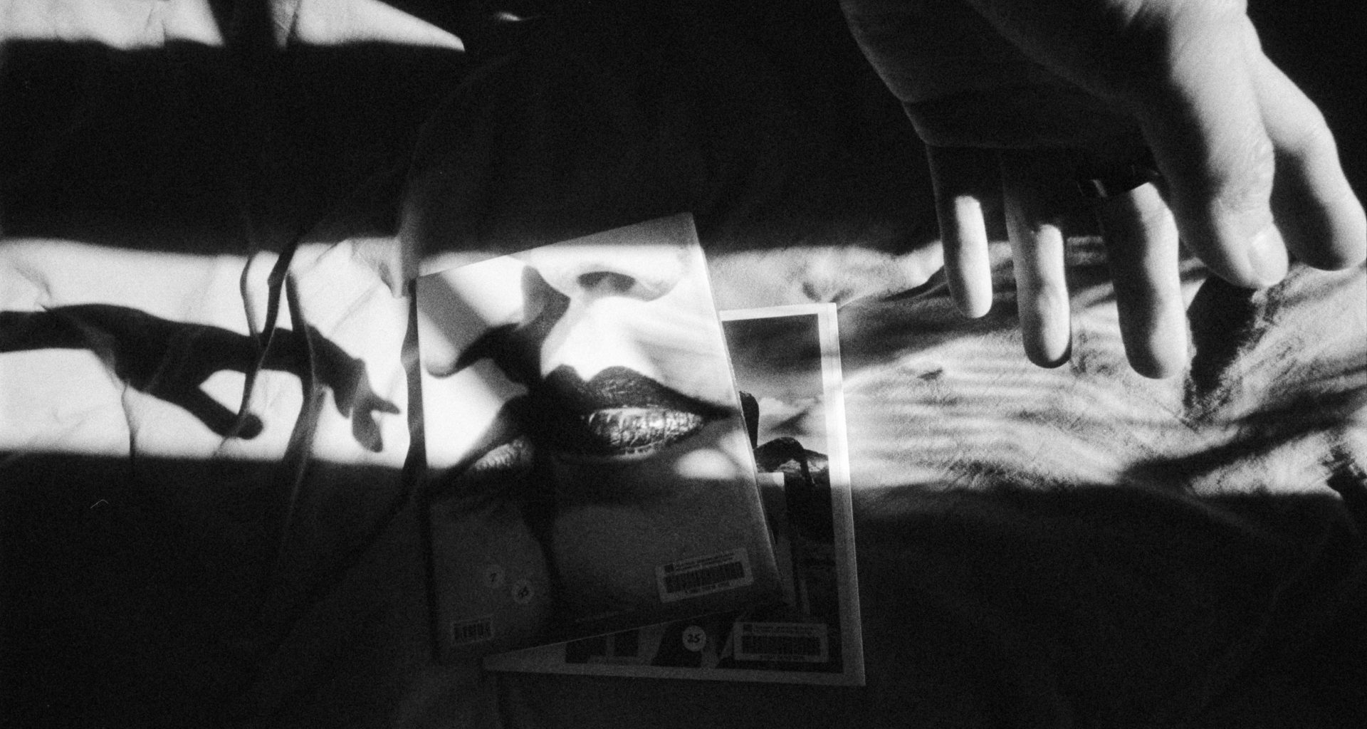 eine-person-die-ein-bild-halt-bhmIq_66XN8