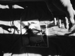 eine-person-die-ein-bild-halt-bhmIq_66XN8