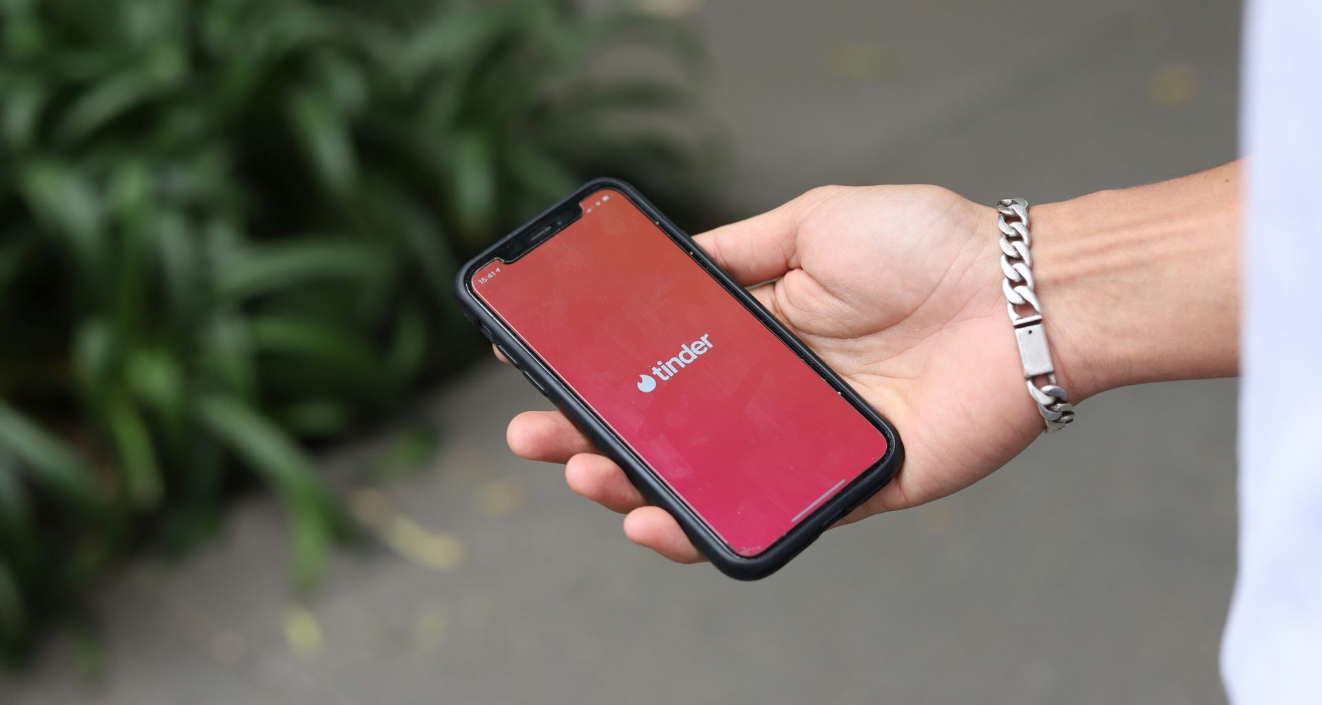 eine-person-die-ein-rotes-handy-in-der-hand-halt-sKRavSCadwE