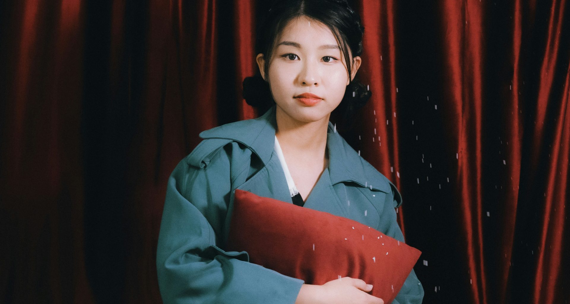 eine-person-die-einen-roten-ordner-halt-kM5rBRAn4yE