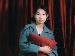 eine-person-die-einen-roten-ordner-halt-kM5rBRAn4yE