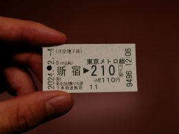 eine-person-die-ein-ticket-in-der-hand-halt-AZZbt-ldVlw