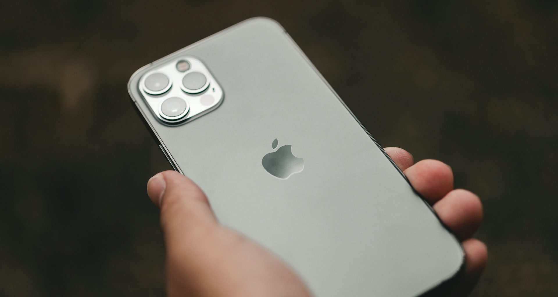 eine-person-die-ein-iphone-in-der-hand-halt-qX219J4ydZk