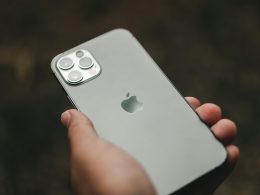 eine-person-die-ein-iphone-in-der-hand-halt-qX219J4ydZk