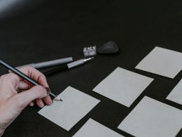 eine-person-zeichnet-quadrate-auf-einen-tisch-_bi1wILDT88