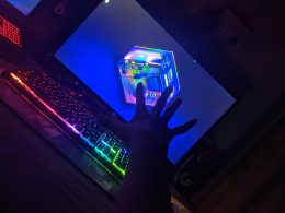 eine-person-spielt-ein-videospiel-auf-einem-computer-vBk6NXiZSns