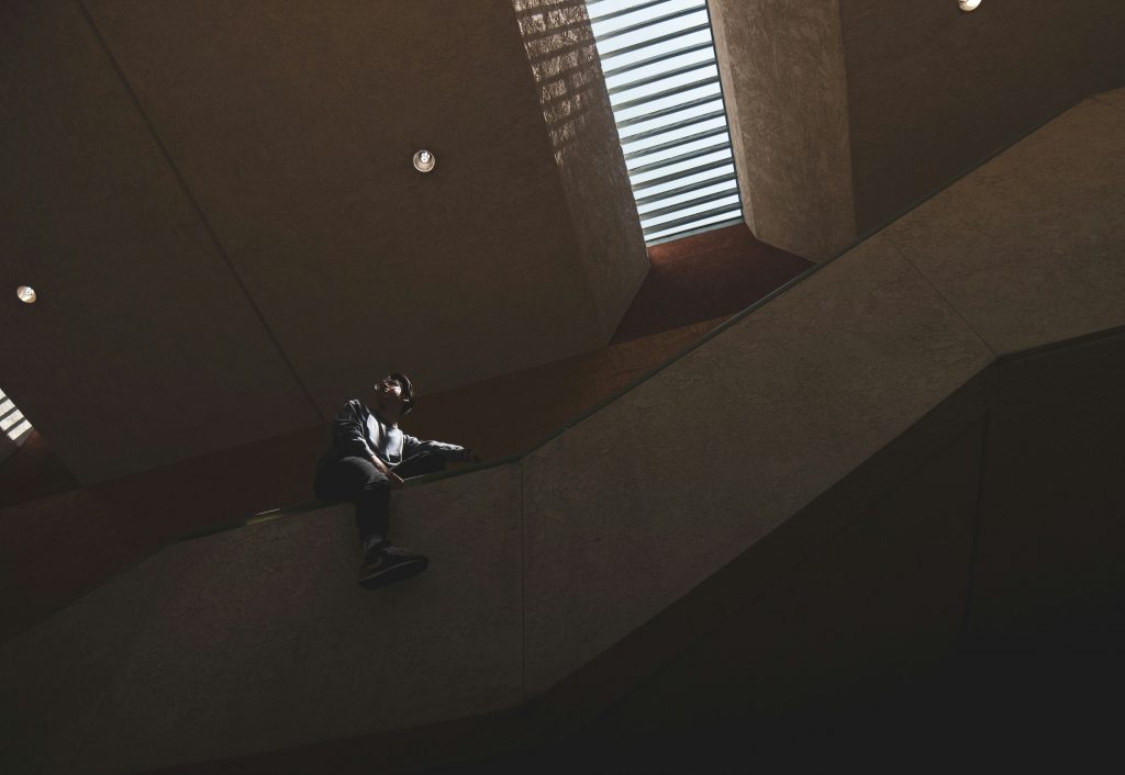 eine-person-die-auf-einer-treppe-sitzt-oVSz_f6U9L0