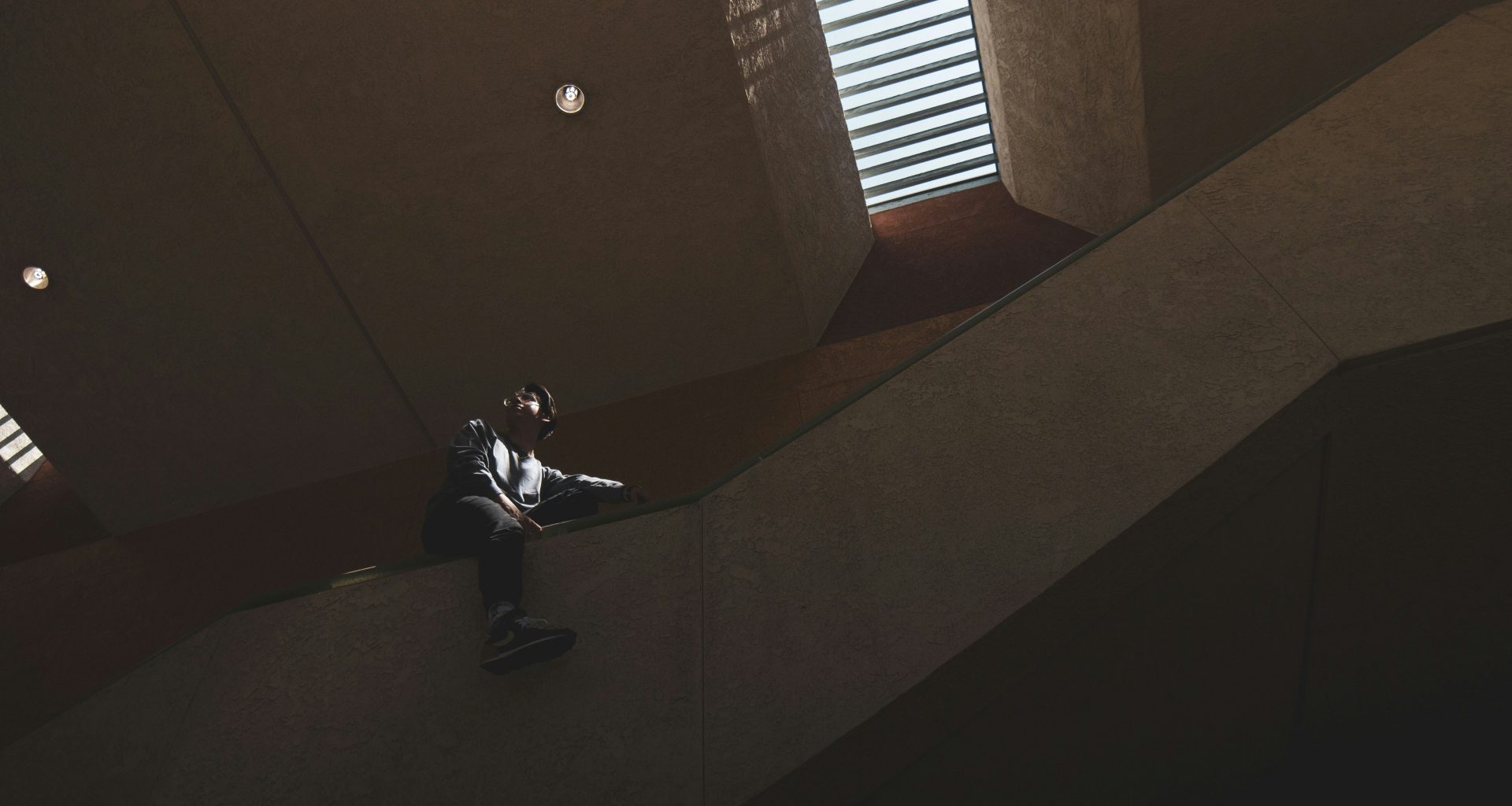 eine-person-die-auf-einer-treppe-sitzt-oVSz_f6U9L0