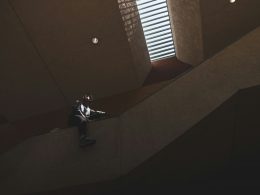 eine-person-die-auf-einer-treppe-sitzt-oVSz_f6U9L0