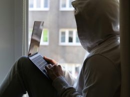 eine-person-die-mit-einem-laptop-auf-einer-fensterbank-sitzt-LUkBIQ2nwvg