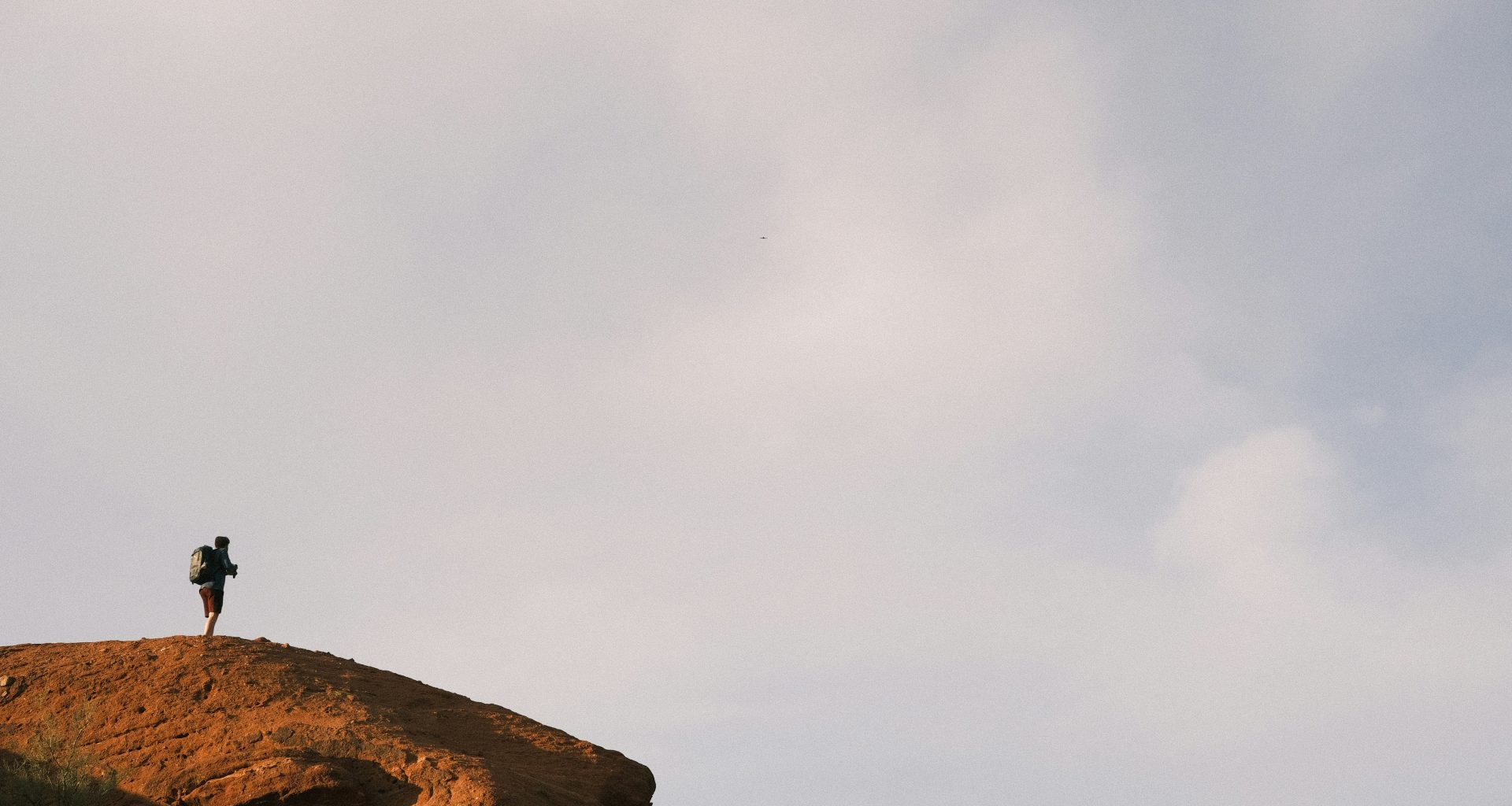 eine-person-die-auf-einer-klippe-steht-hWyreh1bDZA