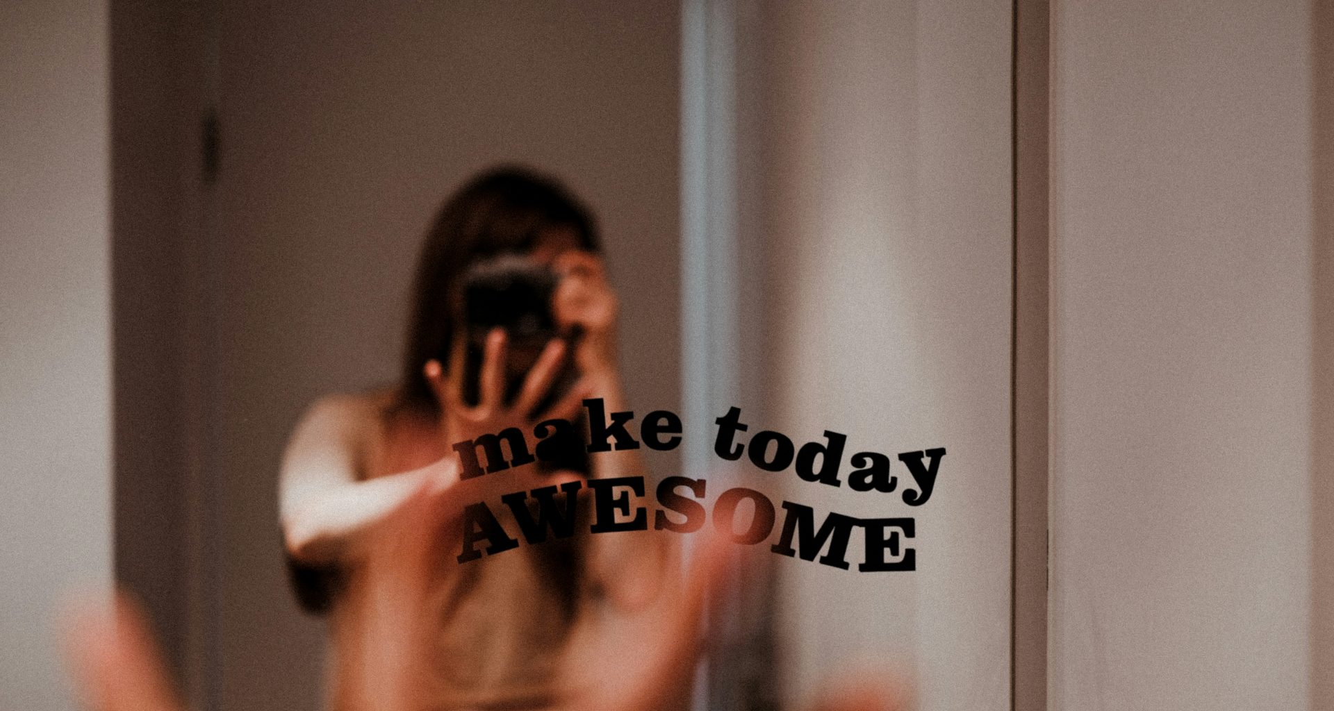 eine-person-die-ein-foto-von-sich-selbst-in-einem-spiegel-macht-eVJYvRWp-ag