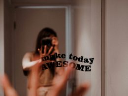 eine-person-die-ein-foto-von-sich-selbst-in-einem-spiegel-macht-eVJYvRWp-ag