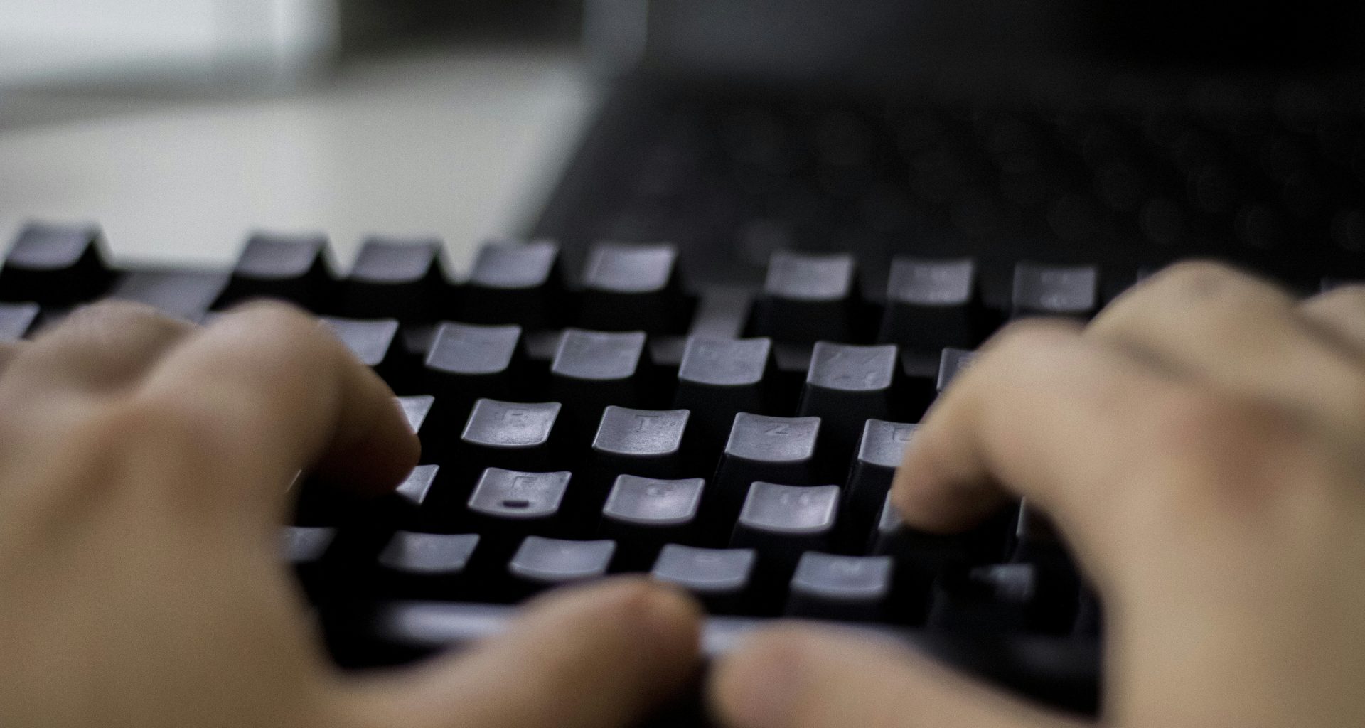 eine-person-die-auf-einer-computertastatur-tippt-W5cSGjaC6Io