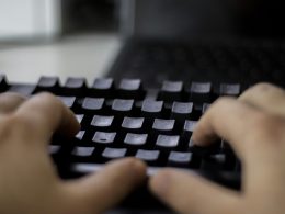 eine-person-die-auf-einer-computertastatur-tippt-W5cSGjaC6Io