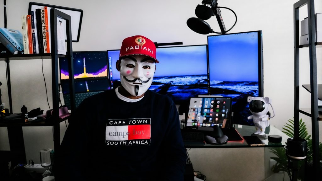 eine-person-mit-maske-und-rotem-hut-leS9ynHb_gU