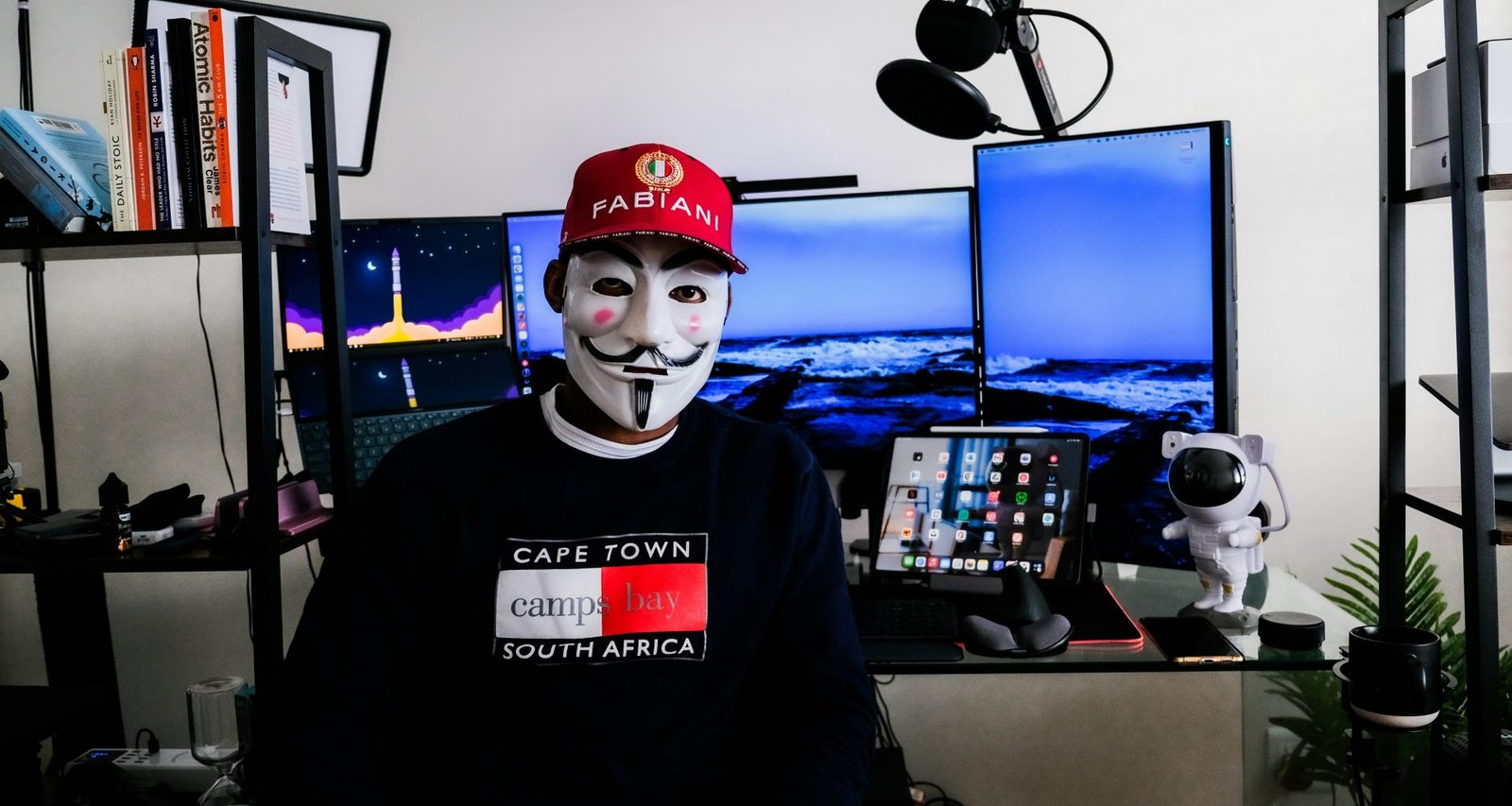 eine-person-mit-maske-und-rotem-hut-leS9ynHb_gU