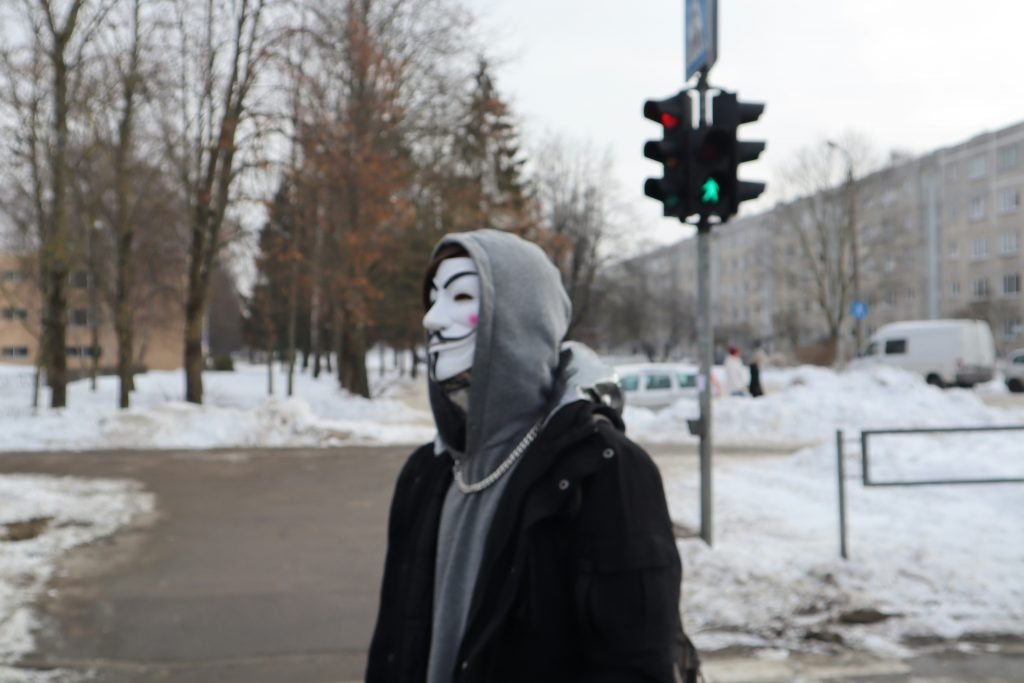 eine-person-mit-maske-steht-im-schnee-5xzJm2-kmgE