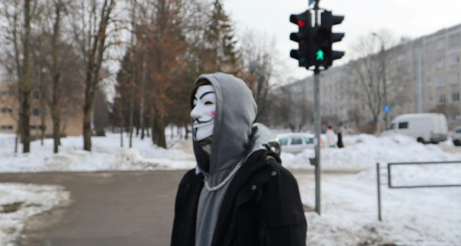 eine-person-mit-maske-steht-im-schnee-5xzJm2-kmgE