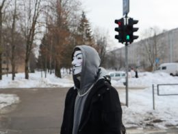 eine-person-mit-maske-steht-im-schnee-5xzJm2-kmgE