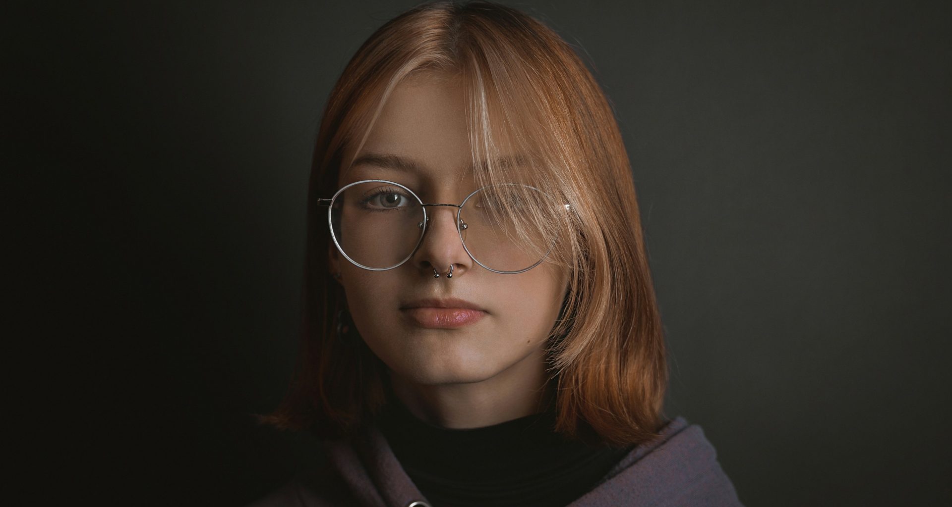 eine-person-mit-brille-CWFpNqjp_S4