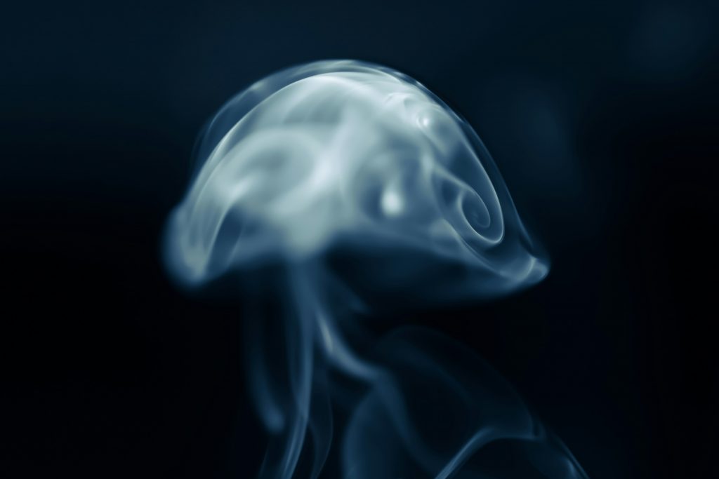 eine-person-mit-einem-licht-im-kopf-m-V1ICQC0_Y