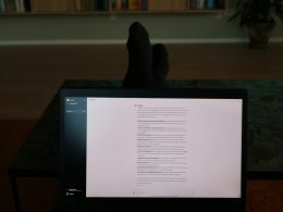 die-fusse-einer-person-die-auf-einem-computerbildschirm-ruhen-ugkxpq87qOk