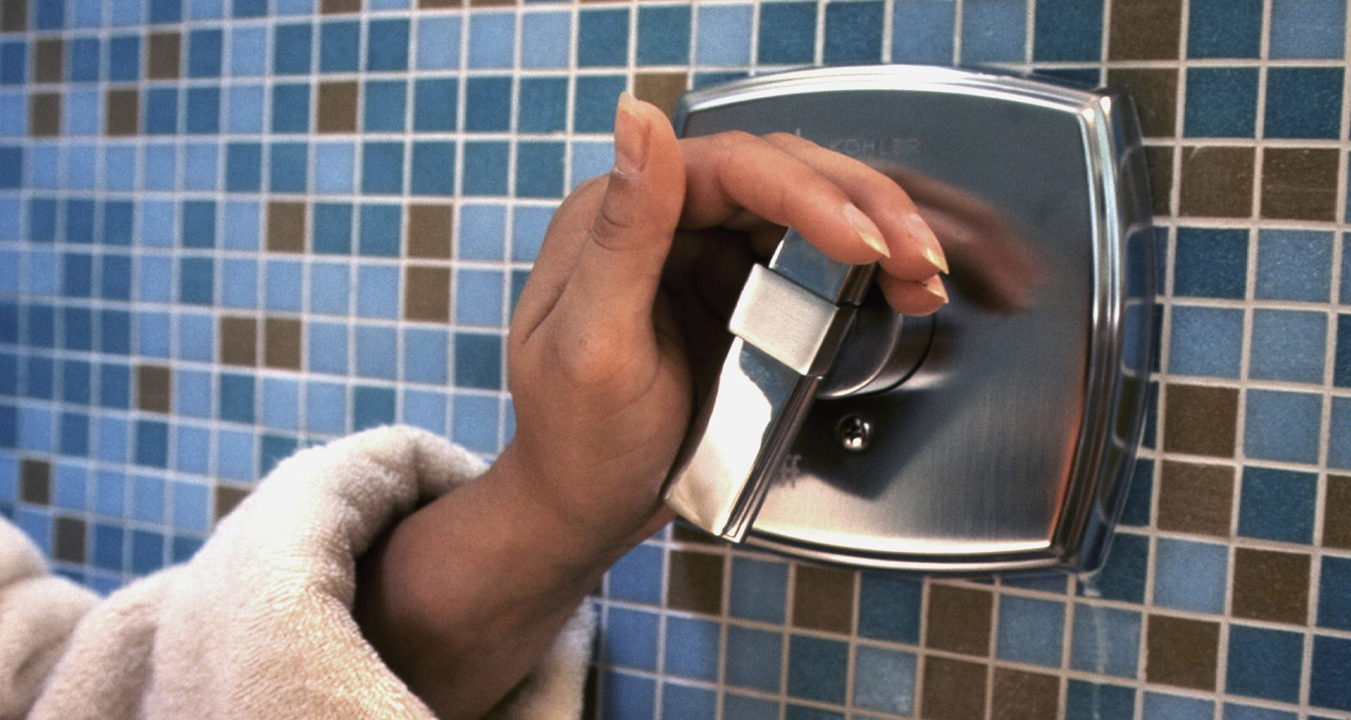 die-hand-einer-person-auf-einem-seifenspender-rK-JDrOn260