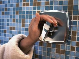 die-hand-einer-person-auf-einem-seifenspender-rK-JDrOn260