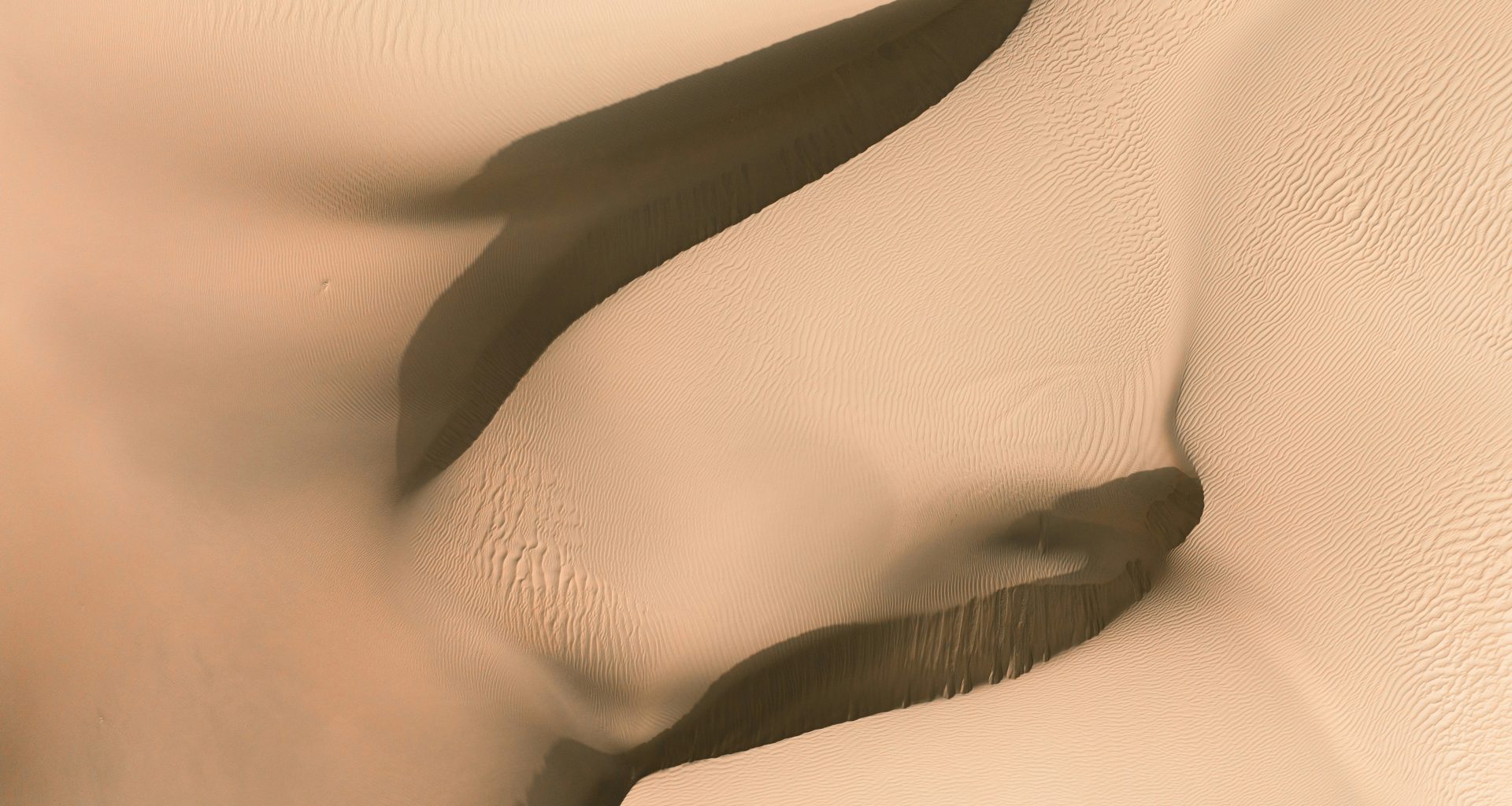 ein-bild-einer-wuste-mit-sand-der-im-wind-weht-GjmDoSaNprU