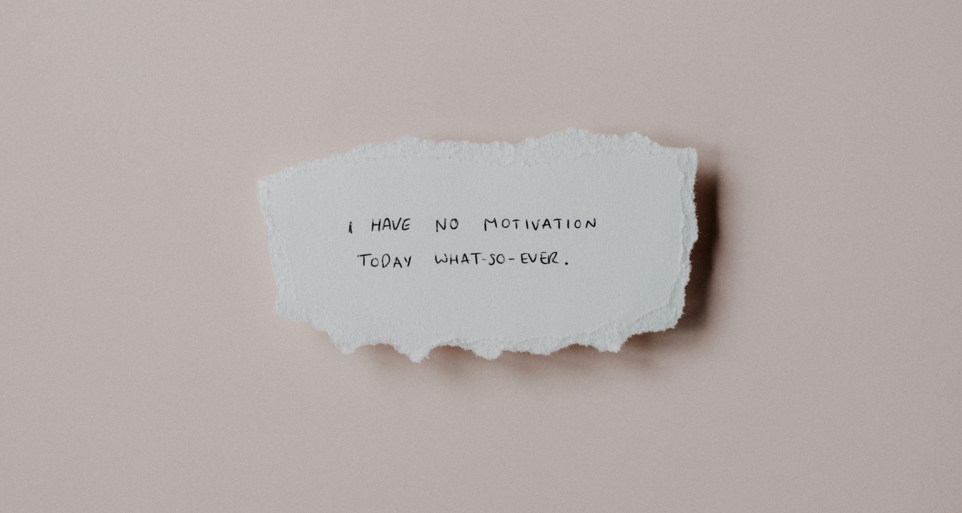 ein-blatt-papier-mit-einer-darauf-geschriebenen-botschaft-0Qo_Nn5wLOc