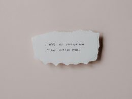 ein-blatt-papier-mit-einer-darauf-geschriebenen-botschaft-0Qo_Nn5wLOc