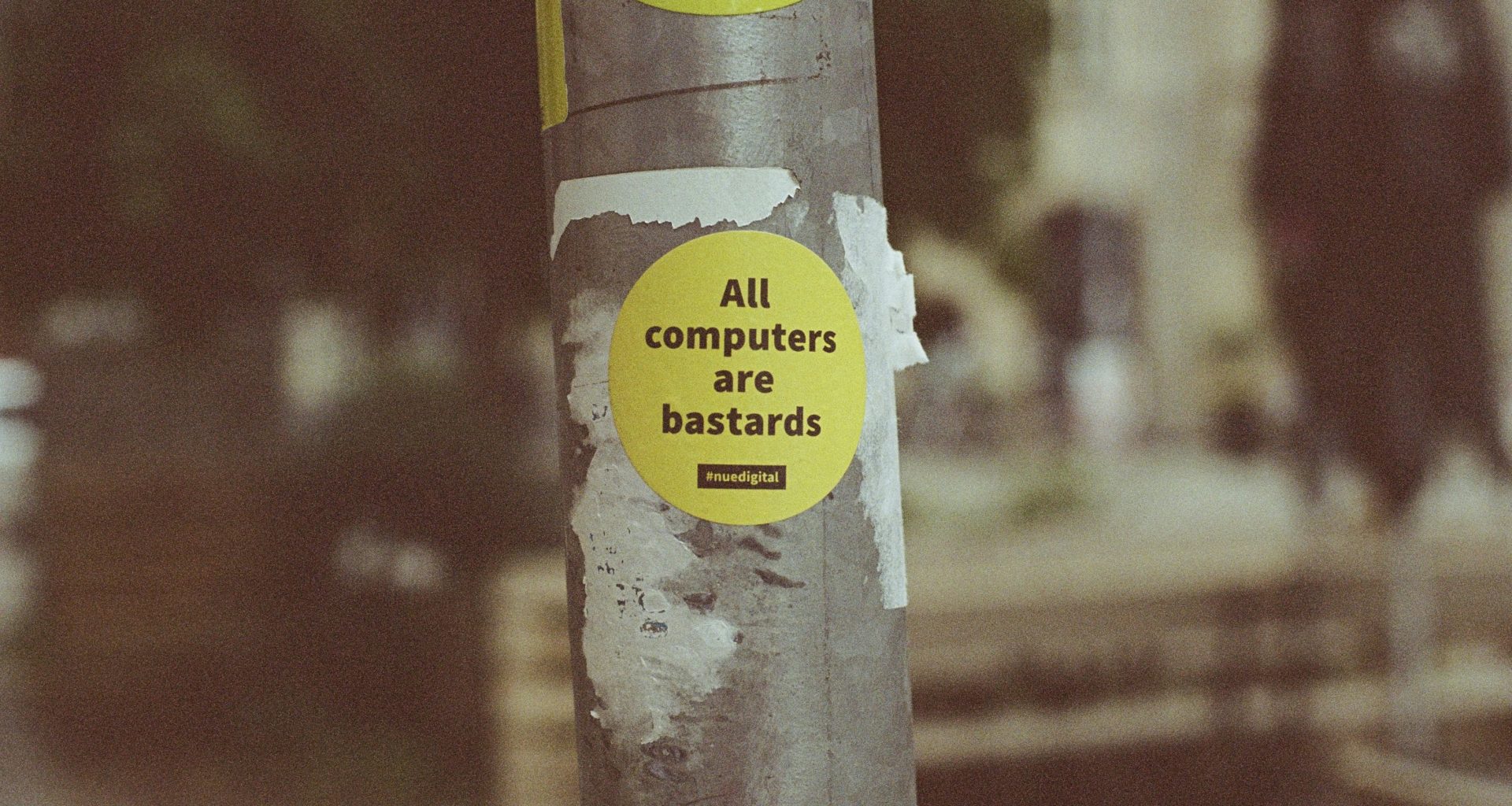 eine-stange-mit-einem-haufen-aufkleber-darauf-7vlqEg9xTk8