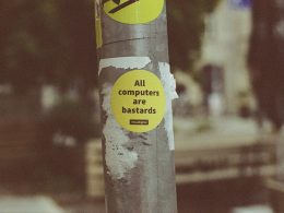 eine-stange-mit-einem-haufen-aufkleber-darauf-7vlqEg9xTk8