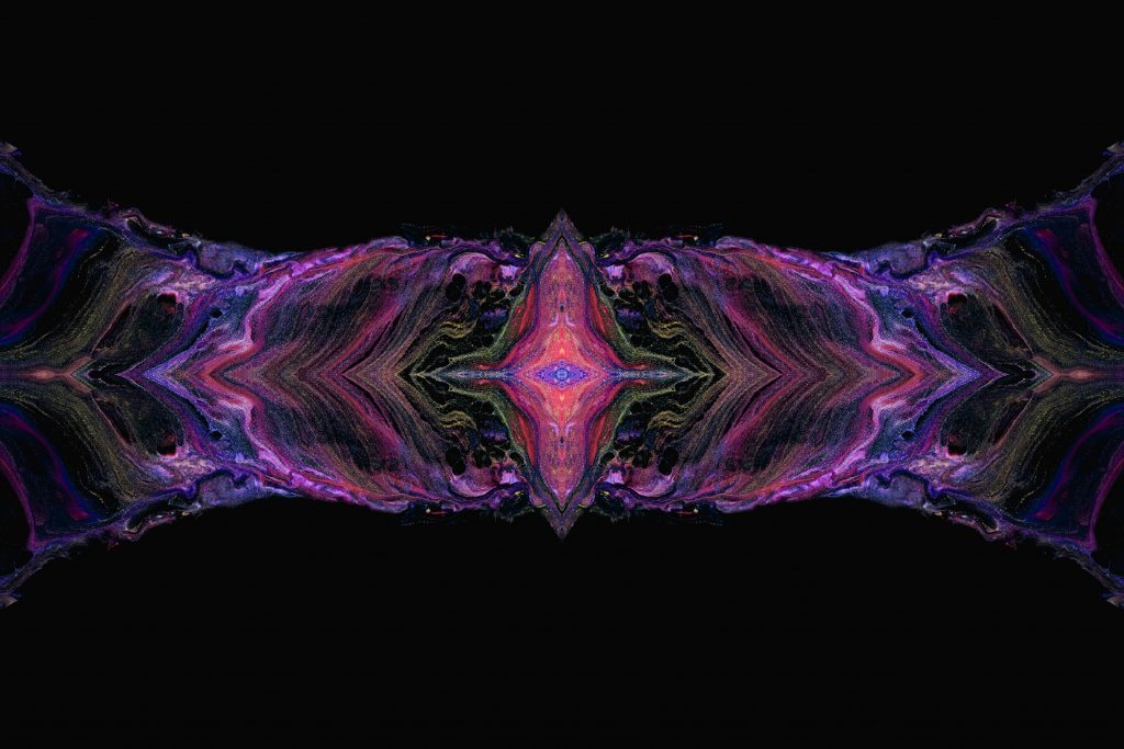 ein-violetter-und-roter-oktopus-UscIf0HbIfc