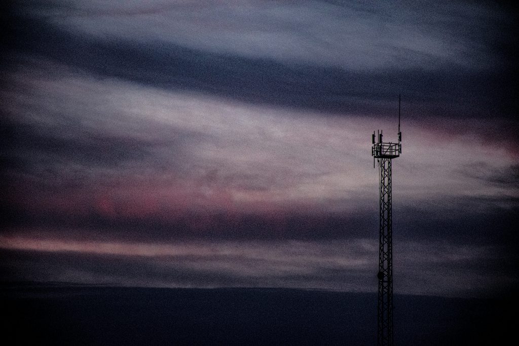 ein-funkturm-streckt-sich-in-richtung-eines-stimmungsvollen-sonnenuntergangs-50cRMz6M-KA