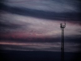 ein-funkturm-streckt-sich-in-richtung-eines-stimmungsvollen-sonnenuntergangs-50cRMz6M-KA