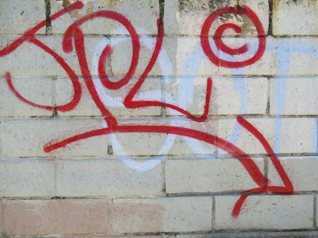 ein-rot-weisses-graffiti-an-einer-weissen-wand-R1uF8oWqZPg