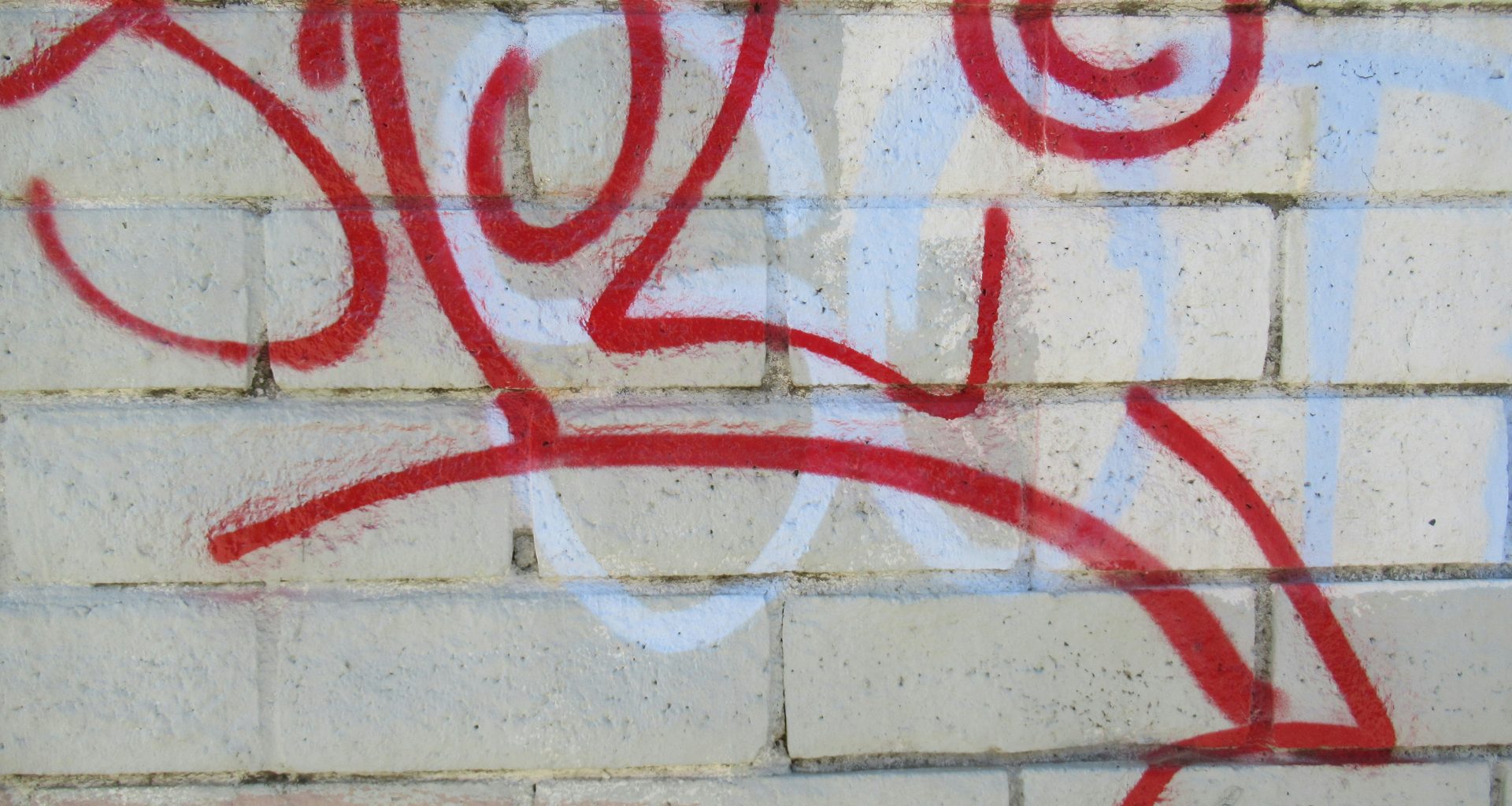 ein-rot-weisses-graffiti-an-einer-weissen-wand-R1uF8oWqZPg
