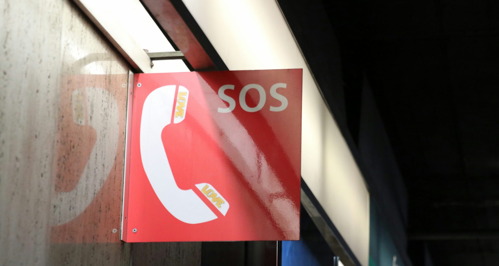 ein-rotes-schild-das-an-der-seite-eines-gebaudes-hangt-xGMtnLBVHwA