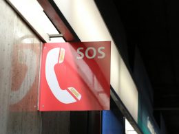 ein-rotes-schild-das-an-der-seite-eines-gebaudes-hangt-xGMtnLBVHwA