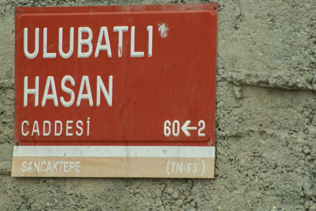 ein-rotes-schild-das-sich-an-der-seite-eines-gebaudes-befindet-watVZ6mA2x0