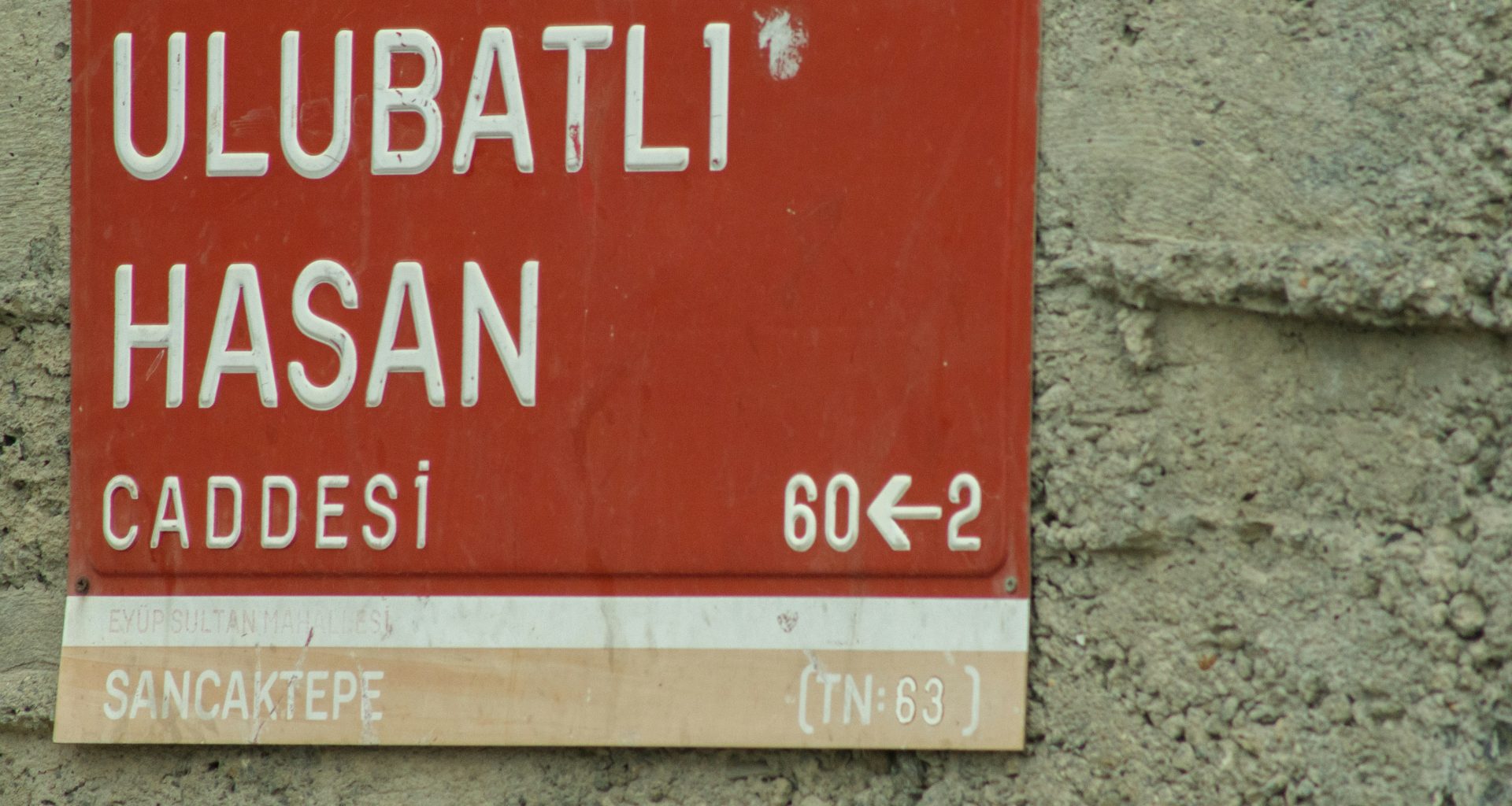 ein-rotes-schild-das-sich-an-der-seite-eines-gebaudes-befindet-watVZ6mA2x0