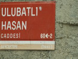 ein-rotes-schild-das-sich-an-der-seite-eines-gebaudes-befindet-watVZ6mA2x0