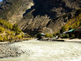ein-fluss-der-durch-ein-saftig-grunes-tal-fliesst-4Y94koBriQo