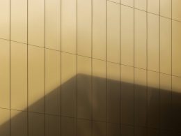 ein-schatten-eines-gebaudes-an-einer-wand-DNaNWLjDNsU