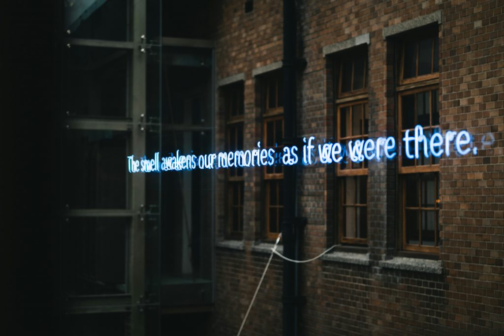 ein-schild-an-einem-gebaude-7jO9msx8Hy8